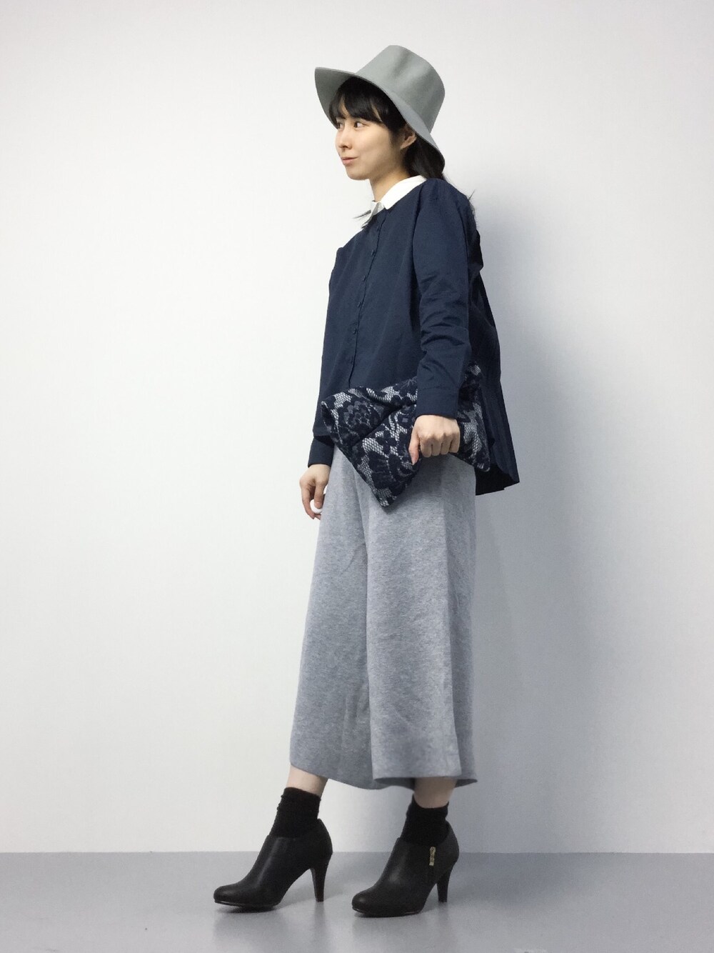 「ブラウス、ブーティ、クラッチバッグ、ニットパンツ、プリーツ、ガウチョパンツ、ツバ広ハット、秋コーデ、フェルトハット、バックプリーツ」｜「CRUCE anapのANAP/ アナップCRUCE フラワーニット巻クラッチバッグ（クラッチバッグ、ブルー系）」を使った、sayaさん（レディース・163cm）の秋コーディネートの1枚目の写真