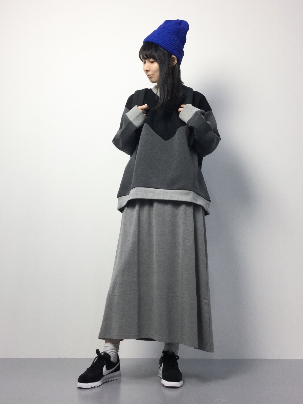「スニーカー、NIKE、バックパック、リュック、ブルー、ニット帽、バイカラー、ニットキャップ、マキシスカート、カジュアルコーデ」｜「STARTERの【STARTER】 ES RIB WATCH　スターターリブワッチ（ニットキャップ/ビーニー、ブルー系）」を使った、sayaさん（レディース・163cm）の秋コーディネートの1枚目の写真