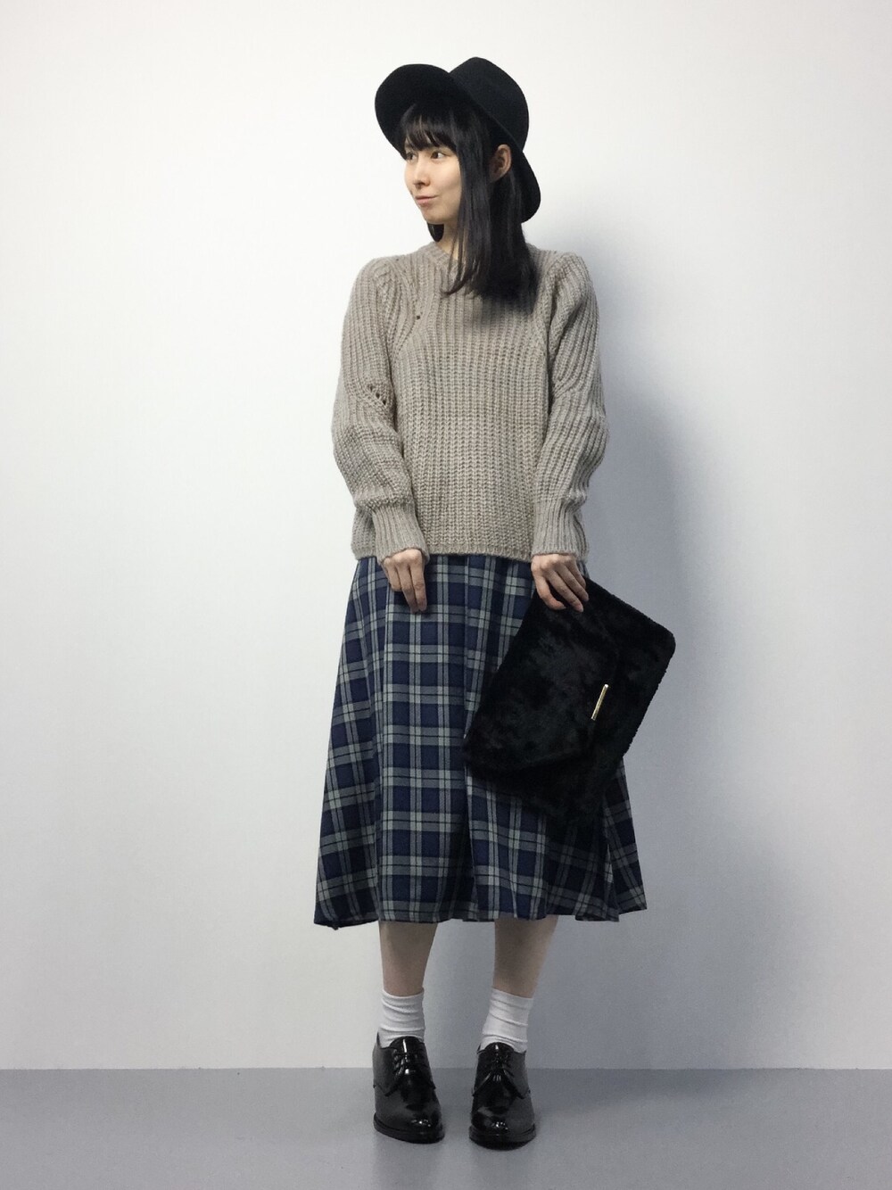 「クラッチバッグ、ドレスシューズ、レースアップシューズ、秋色、チェックスカート、チェックワンピース、ツバ広ハット、秋、秋コーデ、フェルトハット」｜「Jinesのバックレースアップ HAT（ハット、ブラック系）」を使った、sayaさん（レディース・163cm）の秋コーディネートの1枚目の写真
