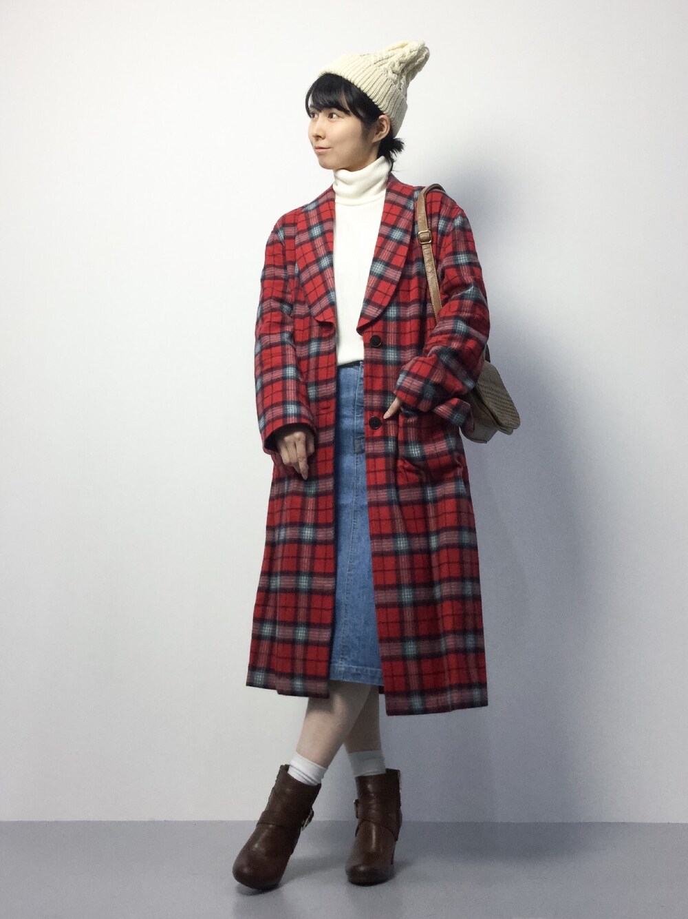 「ニット帽、ショートブーツ、デニムスカート、タートルネック、チェックガウン、ロングコート、ひざ丈スカート、赤チェック、チェックコート、秋コーデ」｜「CRUCE anapのANAP/ アナップCRUCE ステッチデザインショルダーバッグ（ショルダーバッグ、ベージュ系）」を使った、sayaさん（レディース・163cm）の秋コーディネートの1枚目の写真