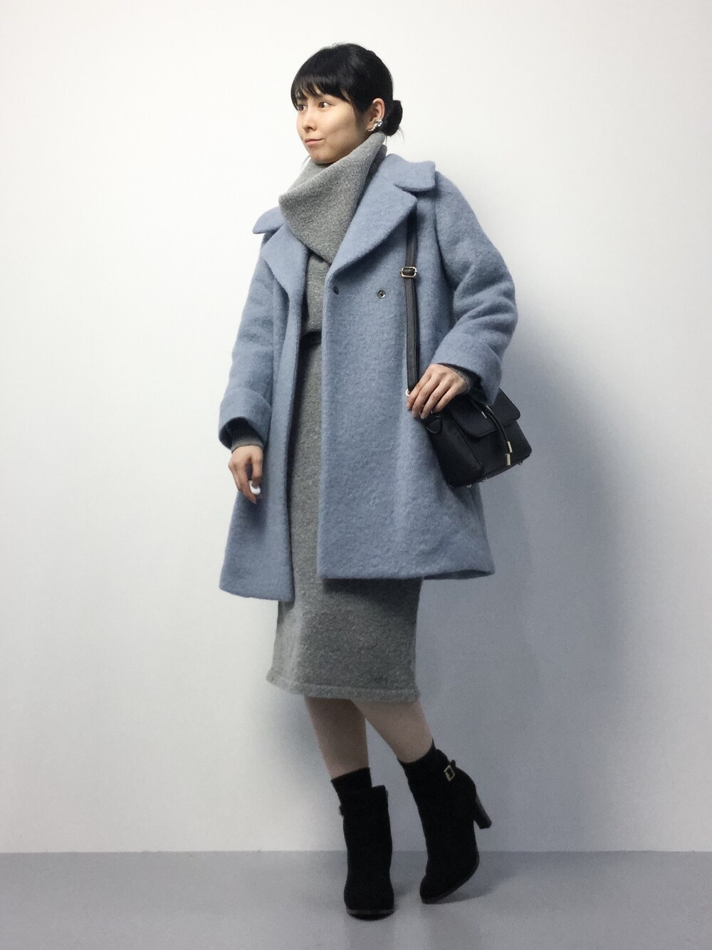 「ニットワンピ、ショルダーバッグ、ショートブーツ、冬コーデ、ニットワンピース、ロングコート、キレイめ、冬、タートルネックニット、オフタートル」｜「Spick & Spanのループシャギー カラーコート◆（その他アウター、ブルー系）」を使った、sayaさん（レディース・163cm）の秋コーディネートの1枚目の写真