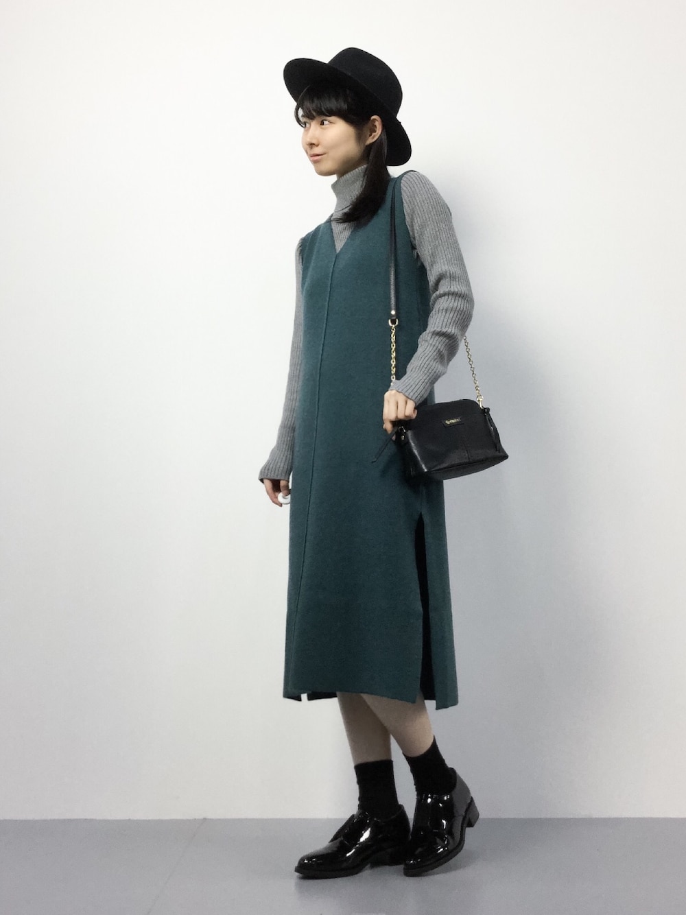 「ニットワンピ、グリーン、ドレスシューズ、ニットワンピース、秋色、ポシェット、グレーニット、ツバ広ハット、マニッシュシューズ、フェルトハット」｜「Another Editionのワキスリットミラノリブワンピース/AEBC ワキスリットミラノリブOP（ワンピース、グリーン系）」を使った、sayaさん（レディース・163cm）の秋コーディネートの1枚目の写真