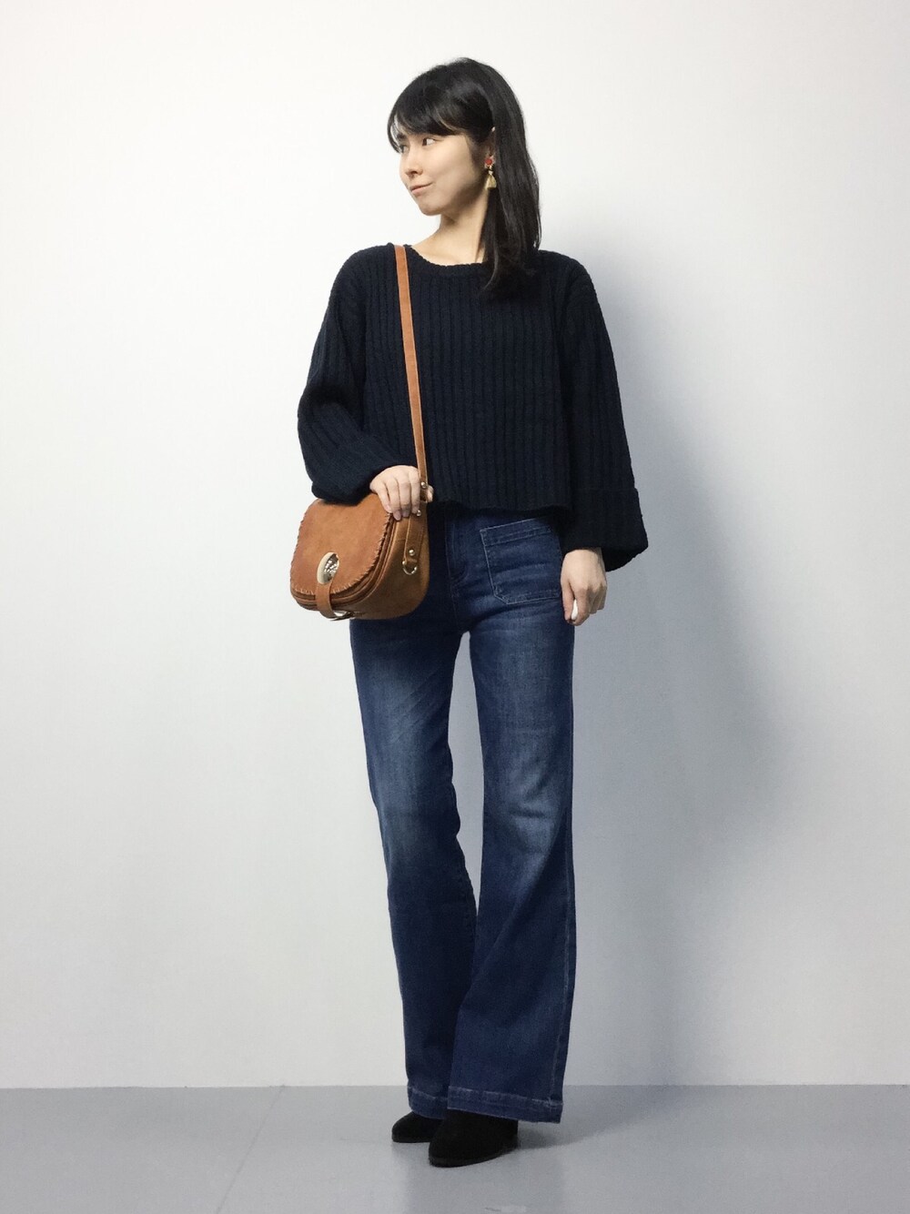 「ショルダーバッグ、Vネックニット、ワイドパンツ、プルオーバーニット、ポシェット、秋、ワイドデニム、秋コーデ」｜「Casseliniの【雑誌ar 10月号掲載アイテム】　ビンテージライクポシェット（ショルダーバッグ、ブラウン系）」を使った、sayaさん（レディース・163cm）の秋コーディネートの1枚目の写真