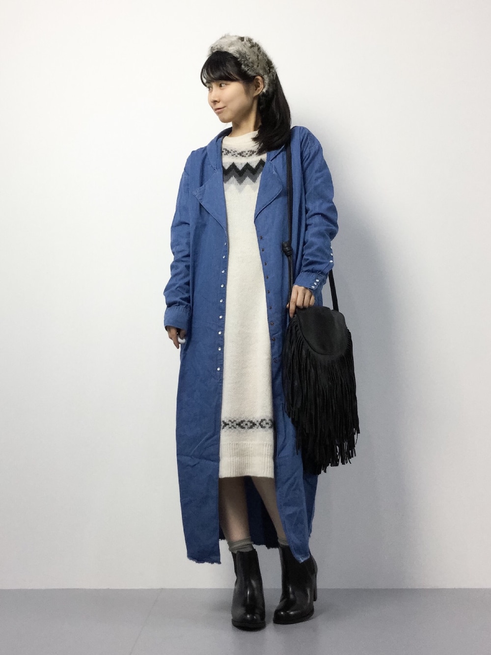 「ニットワンピ、ヘアバンド、デニムジャケット、ニットワンピース、サイドゴアブーツ、ロングジャケット、ノルディック柄、ファー小物、フリンジバッグ、秋コーデ」｜「FREAK'S STOREのサイドゴアヒールブーツ（ブーツ、ブラック系）」を使った、sayaさん（レディース・163cm）の秋コーディネートの1枚目の写真