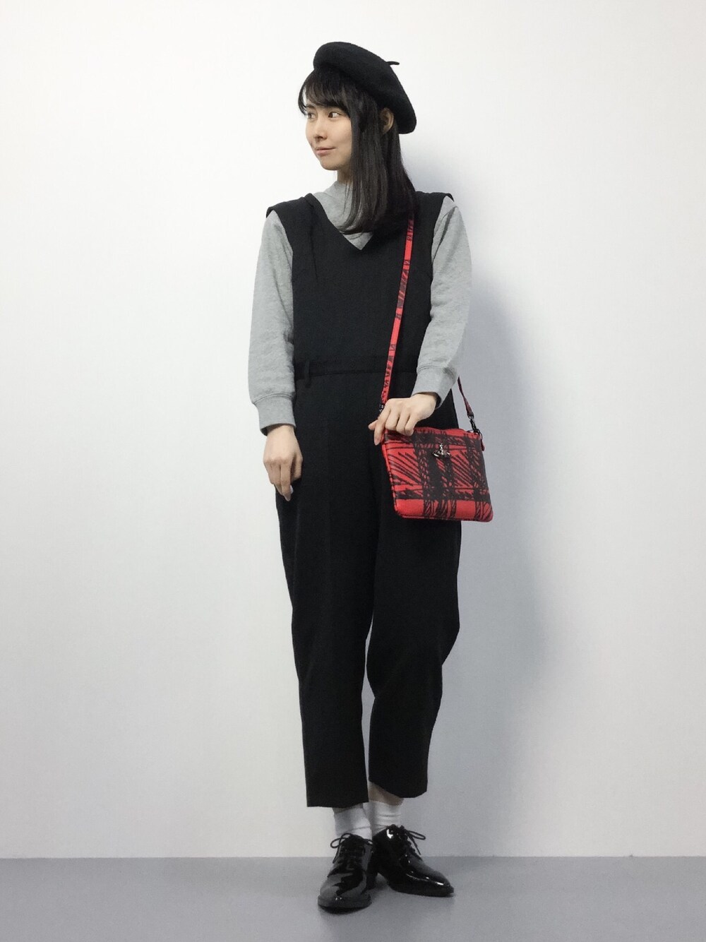 「ベレー帽、サロペット、赤、ドレスシューズ、Vivienne Westwood、ボトルネック、マニッシュシューズ」｜「PICHE ABAHOUSEのﾎﾟｲﾝﾃｯﾄﾞﾚｰｽｱｯﾌﾟｼｭｰｽﾞ（ドレスシューズ、ブラック系）」を使った、sayaさん（レディース・163cm）の秋コーディネートの1枚目の写真