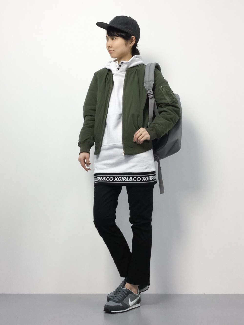 「カジュアル、MA-1、パーカー、ストリート、カジュアルコーデ」｜「NIKEのNIKE(ナイキ) WMNS GENICCO(ウィメンズジニコ)（スニーカー、グレー系）」を使った、sayaさん（レディース・163cm）の秋コーディネートの1枚目の写真