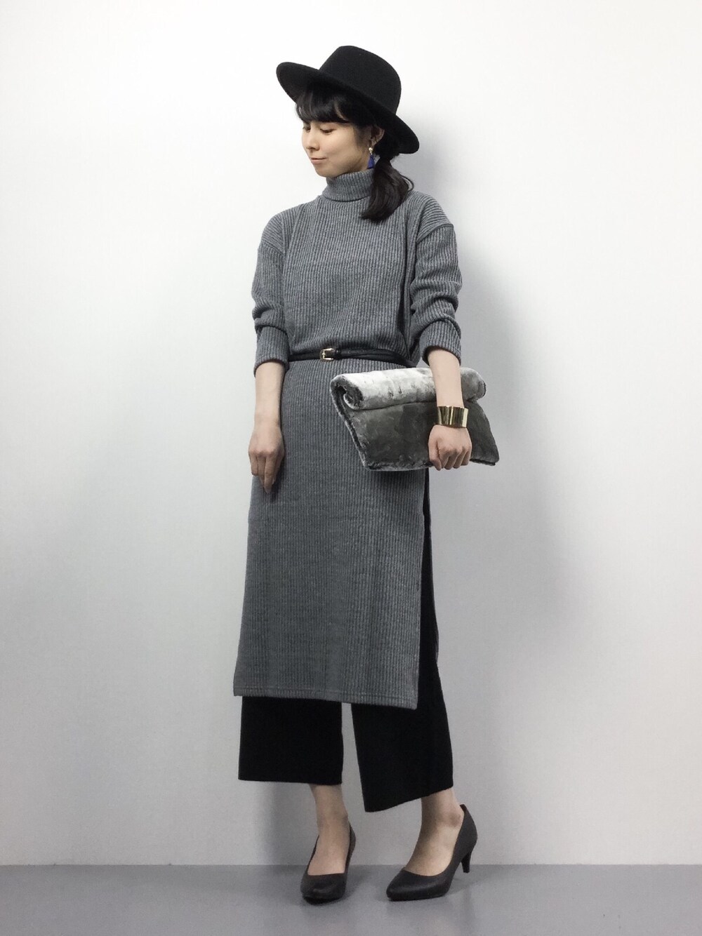 「パンプス、モノトーン、大人カジュアル、モード、ニットパンツ、モノトーンコーデ、ツバ広ハット、ファークラッチ、スリット」｜「ANAPのロールアップファークラッチバッグ（クラッチバッグ、グレー系）」を使った、sayaさん（レディース・163cm）の冬コーディネートの1枚目の写真