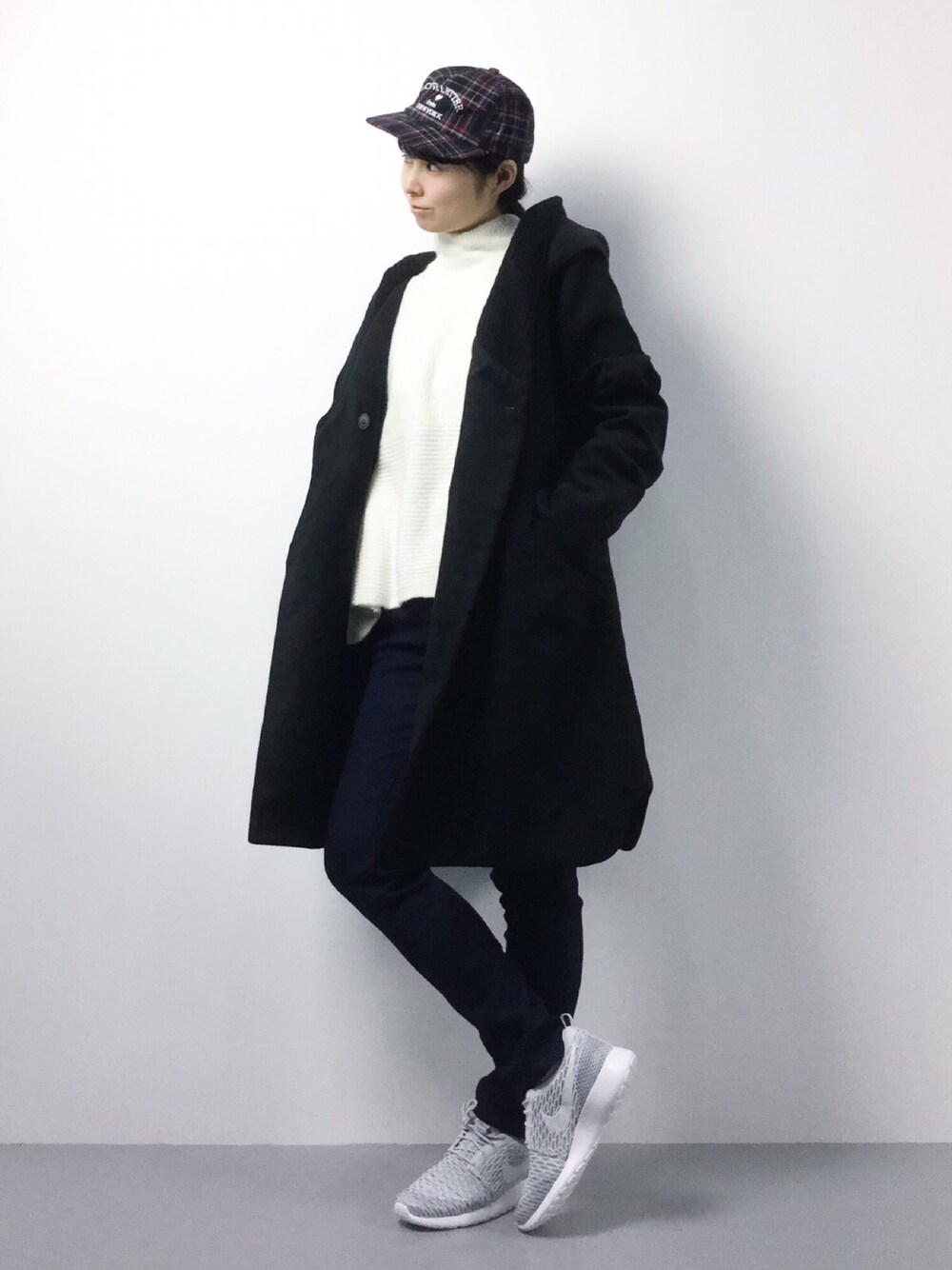 「チェック、スニーカー、カジュアル、NIKE、スキニーパンツ、キャップ、白ニット、フードコート」｜「WEGOのWEGO/チェックキャップ（キャップ、ブルー系）」を使った、sayaさん（レディース・163cm）の冬コーディネートの1枚目の写真