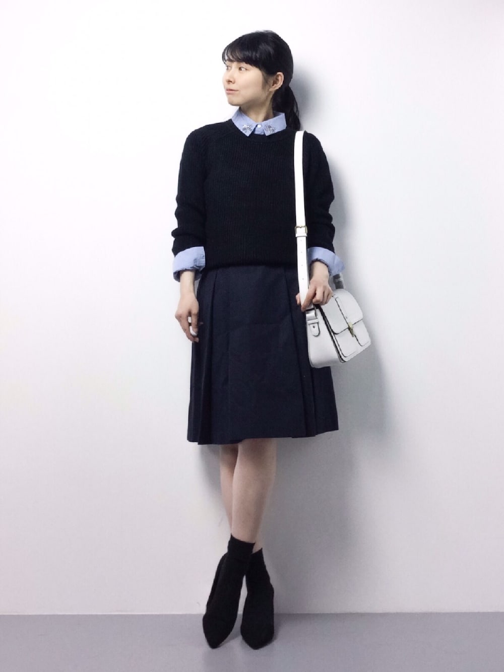 「パンプス、重ね着、ビジュー、キレイめ、ニット×シャツ、きれいめカジュアル、サッチェルバッグ」｜「Accessorizeのキャシディ サッチェルバック（ショルダーバッグ、ホワイト系）」を使った、sayaさん（レディース・163cm）の冬コーディネートの1枚目の写真