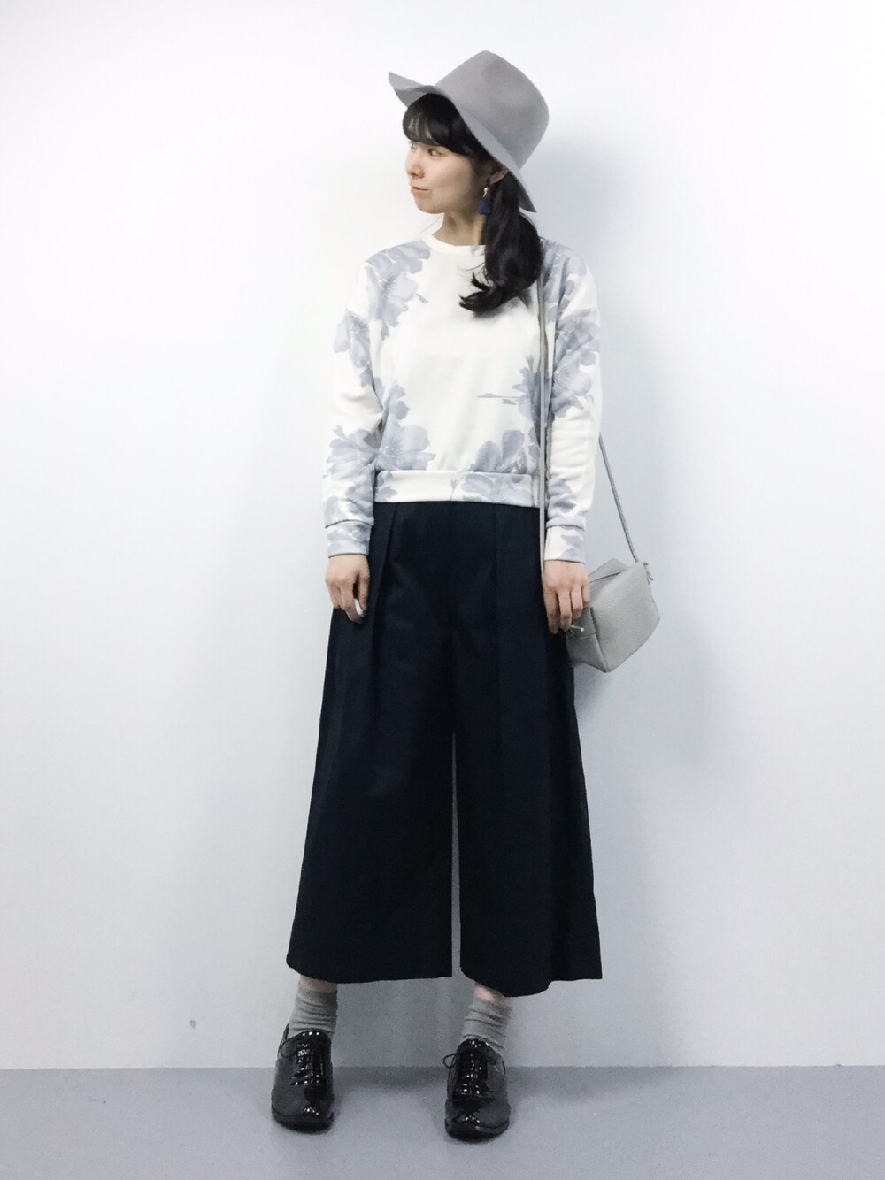 「MULLERの昇華フラワープリント裏毛トップス（Tシャツ/カットソー、ピンク系）」を使った、sayaさん（レディース・163cm）の冬コーディネートの1枚目の写真