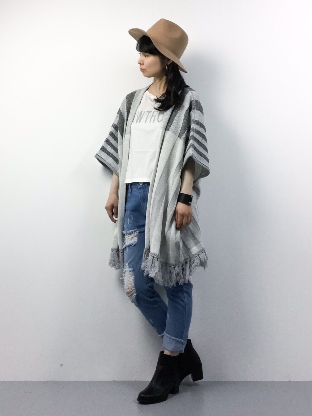 シルバー系のその他トップス、ホワイト系のTシャツ/カットソー、ブルー系のデニムパンツを着用したレディースの冬コーディネートの1枚目の写真