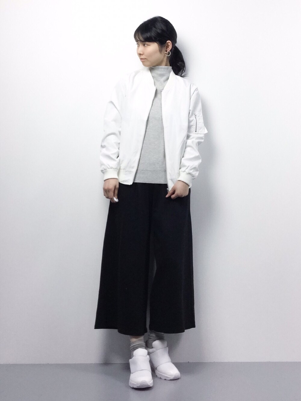 「Chille anapのMA-1（MA-1、ホワイト系）」を使った、sayaさん（レディース・163cm）の春コーディネートの1枚目の写真