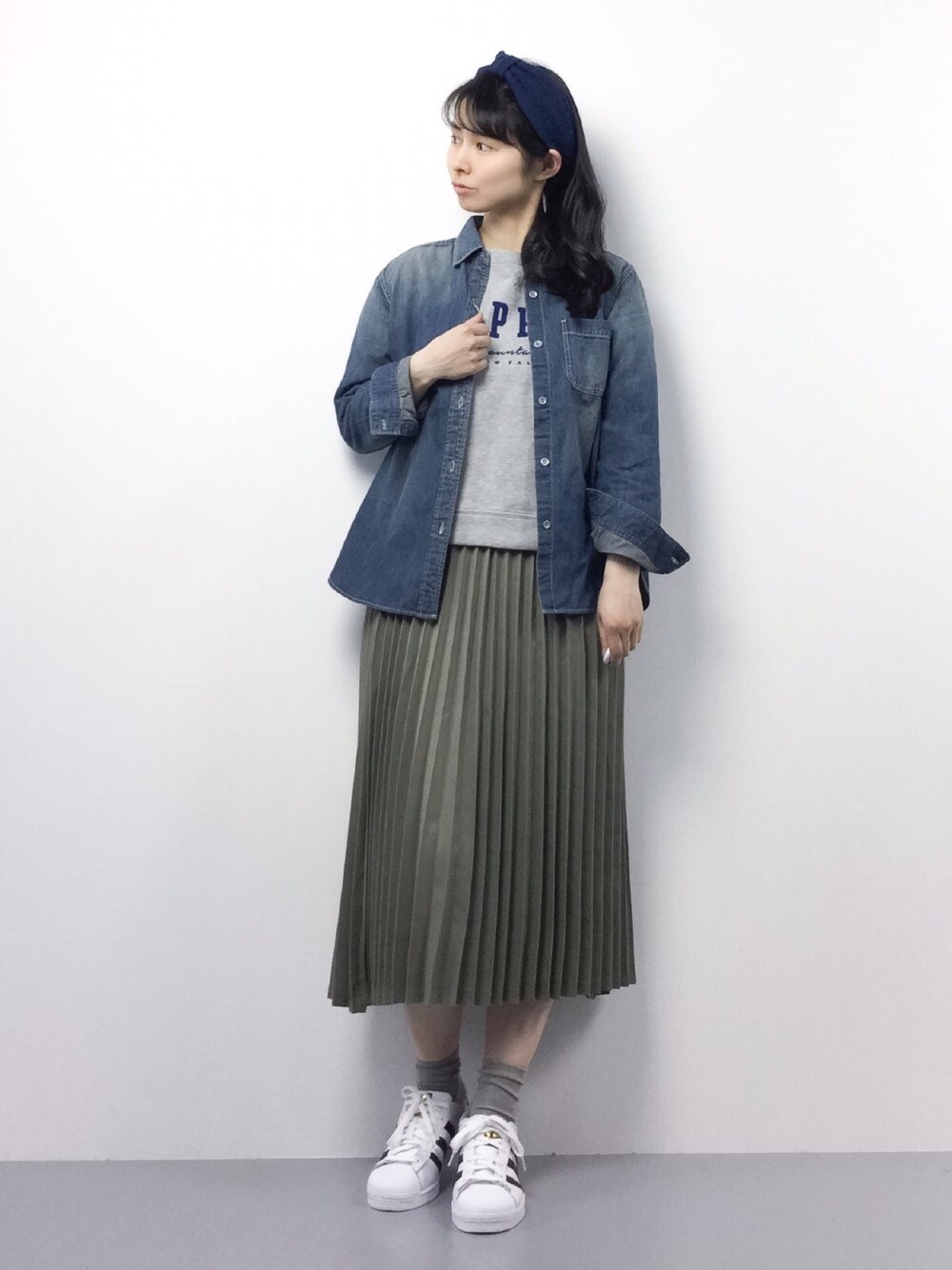 「Spick & Spanのナチュラルスラブデニム シャツ◆（シャツ/ブラウス、ブルー系）」を使った、sayaさん（レディース・163cm）の春コーディネートの1枚目の写真
