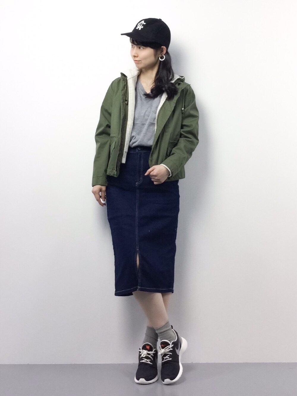 「OLIVE des OLIVEのミディ丈タイトスカート（スカート、ブルー系）」を使った、sayaさん（レディース・163cm）の春コーディネートの1枚目の写真