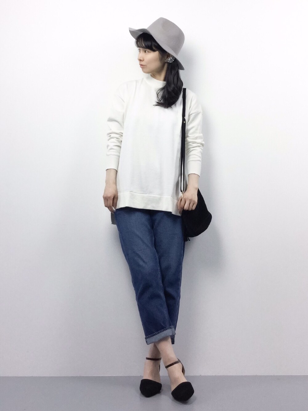 「STUDIOUSのSTUDIOUS サイドスリットセミロングニット（ニット/セーター、ホワイト系）」を使った、sayaさん（レディース・163cm）の春コーディネートの1枚目の写真
