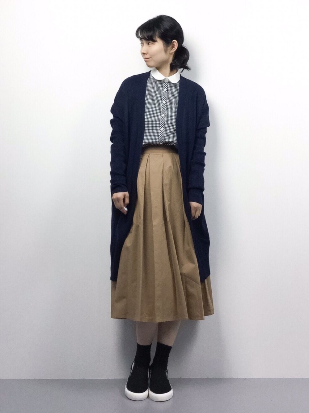 「earth music&ecologyのシワになりにくい【2016Spring　シャキシャキシャツ】ギンガムクレリック（シャツ/ブラウス、ブラック系）」を使った、sayaさん（レディース・163cm）の春コーディネートの1枚目の写真