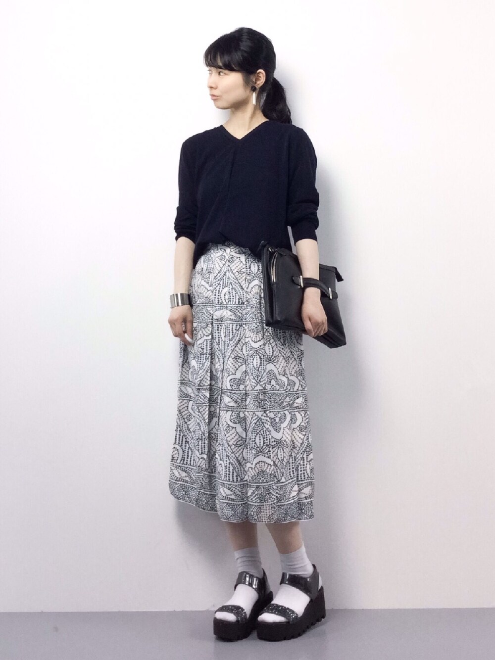 「CLANEのSTRIP FORM NOSTALGIC SKIRT（スカート、ホワイト系）」を使った、sayaさん（レディース・163cm）の春コーディネートの1枚目の写真