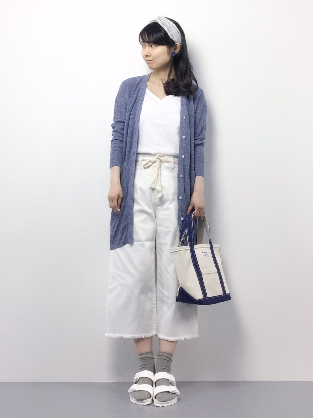 「URBAN RESEARCH DOORS WOMENSのDOORS リネンナイロングカーデ（カーディガン/ボレロ、ブルー系）」を使った、sayaさん（レディース・163cm）の春コーディネートの1枚目の写真