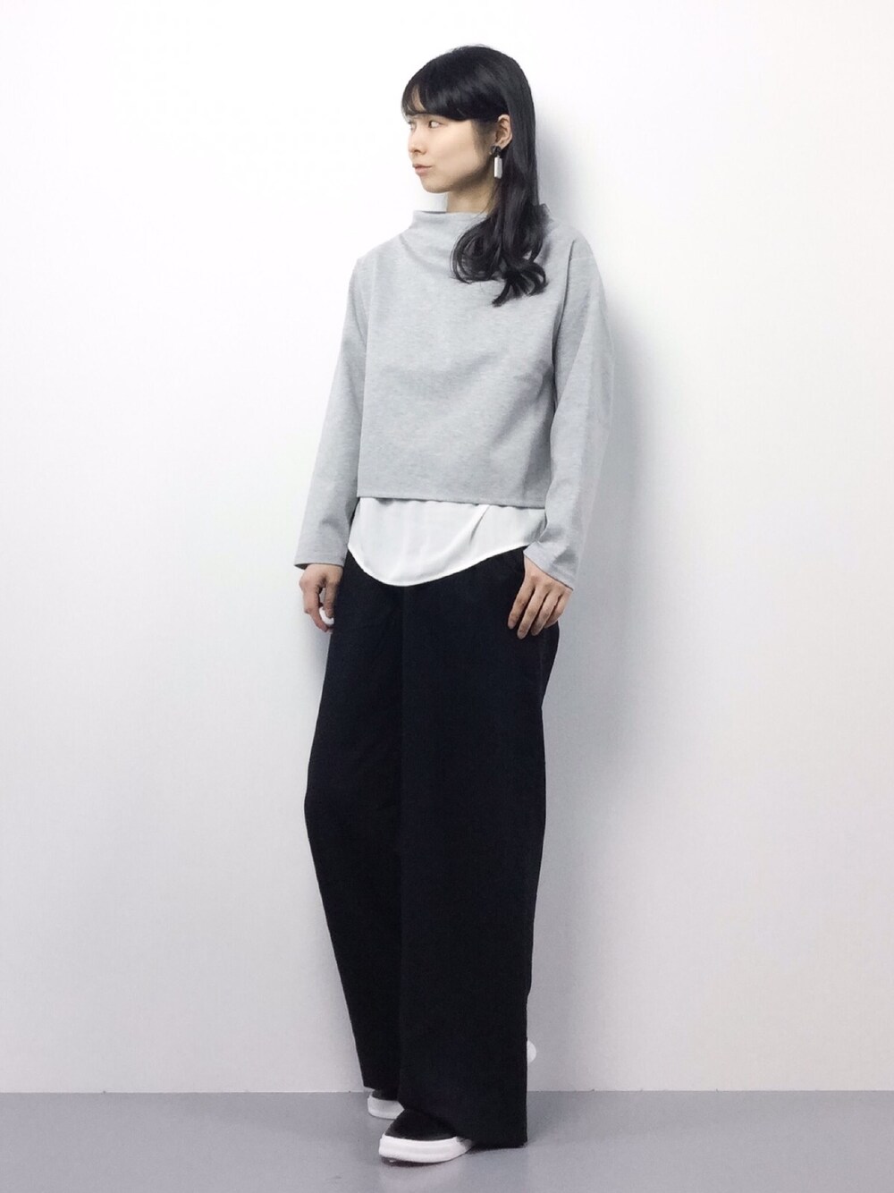「KBF+のKBF+ ボトルネックシフォンC/T（Tシャツ/カットソー、グレー系）」を使った、sayaさん（レディース・163cm）の春コーディネートの1枚目の写真