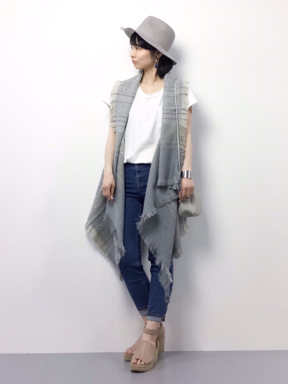 「JEANASISのジャガード2WAYポンチョ/717182（ポンチョ、グレー系）」を使った、sayaさん（レディース・163cm）の春コーディネートの1枚目の写真