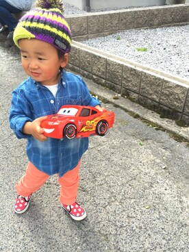 「カラーパンツ」｜「アイテム（おもちゃ）」を使った、Haruuuuu81さん（キッズ・90cm）の春コーディネート