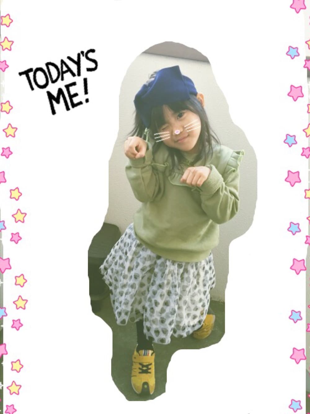 グリーン系のスウェット、ホワイト系のスカート、イエロー系のスニーカーを着用したキッズの冬コーディネートの1枚目の写真