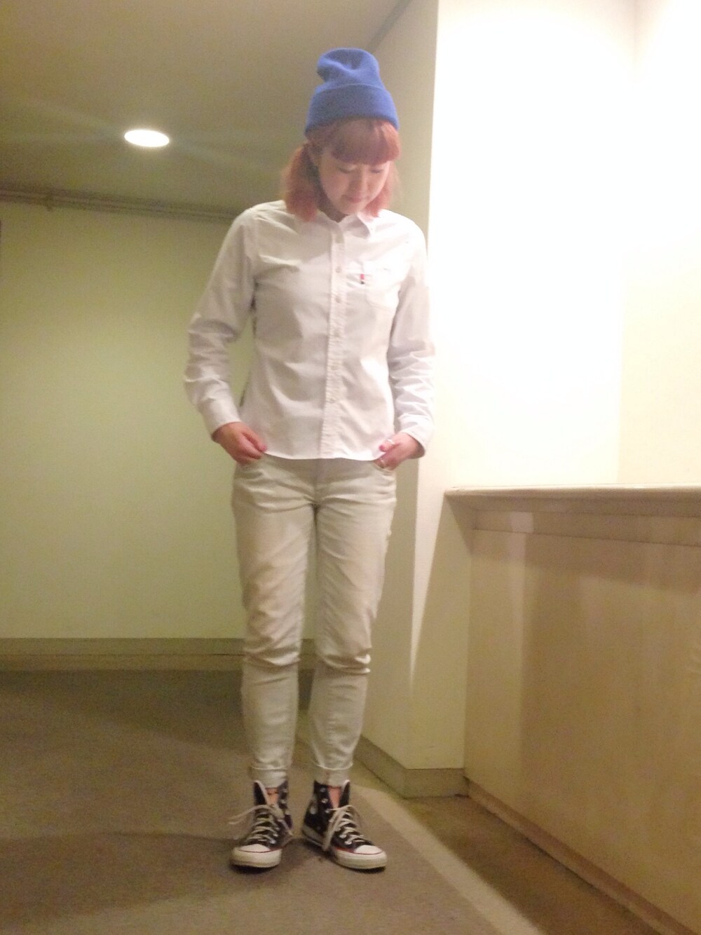 「コンバース、シャツ、ブルー、ニットキャップ、ホワイトコーデ、stylist」｜「GYDAのシャツ
ディッキーズとコラボ☆（シャツ/ブラウス、ホワイト系）」を使った、PUNCH YAGIさん（レディース・161cm）の春コーディネートの1枚目の写真