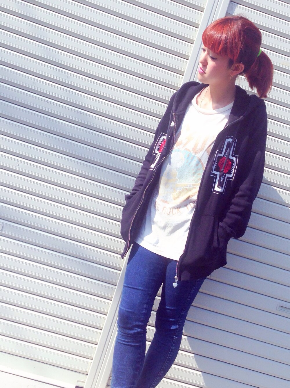 「パーカ、スキニーデニム、stylist」｜「jouetieのパーカー（パーカー、ブラック系）」を使った、PUNCH YAGIさん（レディース・161cm）の春コーディネートの1枚目の写真