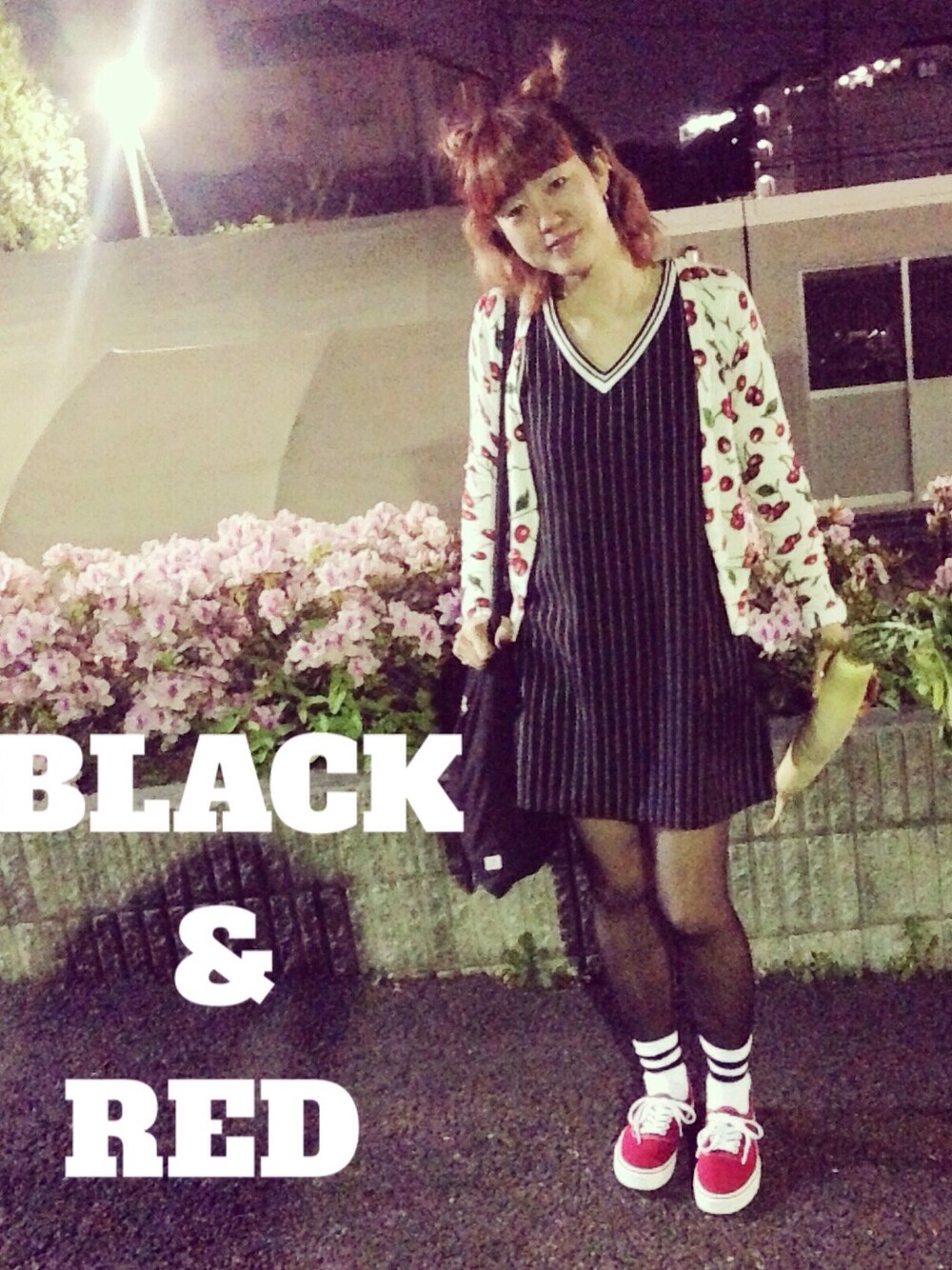 「ワンピース、VANS、black、red、カーデ、ライン、stylist」｜「VANSの【VANS】AUTHENTIC（スニーカー、レッド系）」を使った、PUNCH YAGIさん（レディース・161cm）の春コーディネートの1枚目の写真