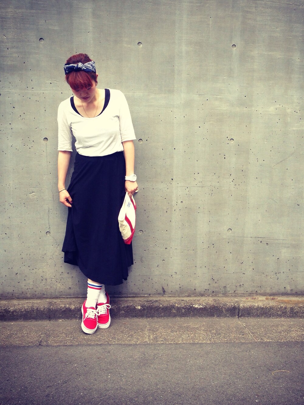 「スニーカー、VANS、クラッチバッグ、Tシャツ、バンダナ、ラインソックス、ロンスカ、stylist」｜「VANSの【VANS】AUTHENTIC（スニーカー、レッド系）」を使った、PUNCH YAGIさん（レディース・161cm）の春コーディネートの1枚目の写真