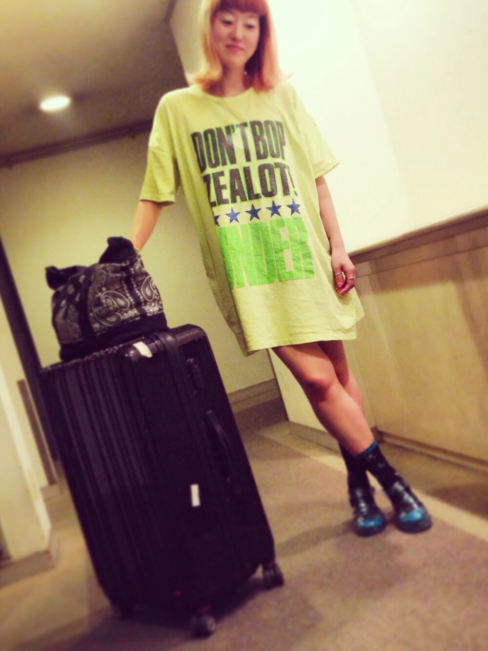 「WEGO、ネオン、ソックス、派手、ゆる、stylist、クリアサンダル、キャンディーストリッパー」｜「Candy StripperのTシャツワンピース（ワンピース、イエロー系）」を使った、PUNCH YAGIさん（レディース・161cm）の夏コーディネートの1枚目の写真