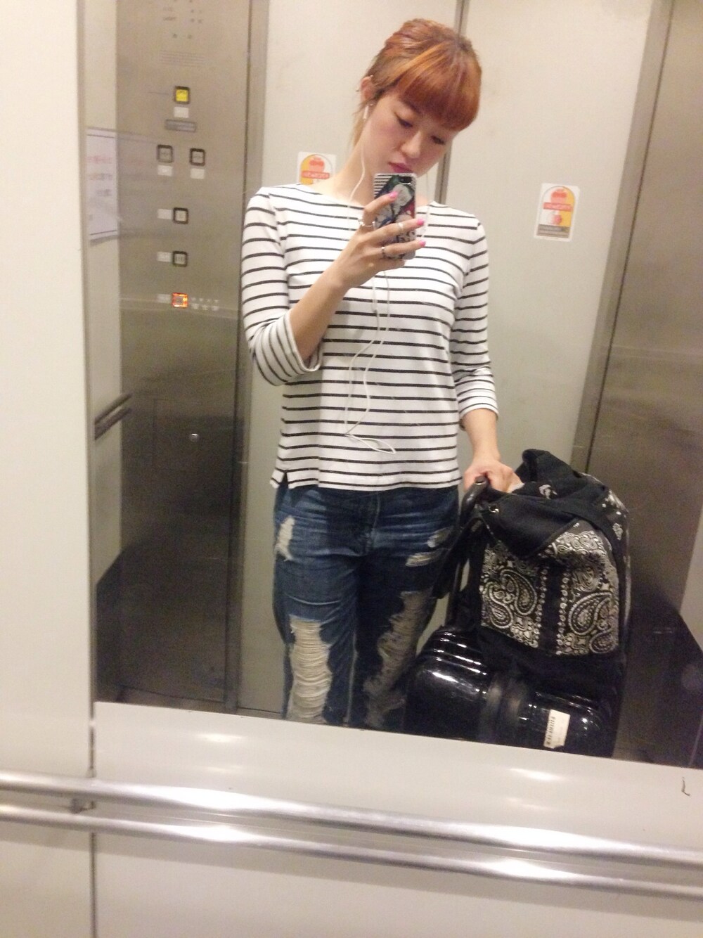 「スニーカー、デニム、コンバース、ボーダー、シンプル、UNIQLO、赤リップ、ローリーズファーム(LOWRYS FARM)、stylist」｜「CONVERSEのCONVERSE ALL STAR IN-GC HI（スニーカー、ブラック系）」を使った、PUNCH YAGIさん（レディース・161cm）の夏コーディネートの1枚目の写真