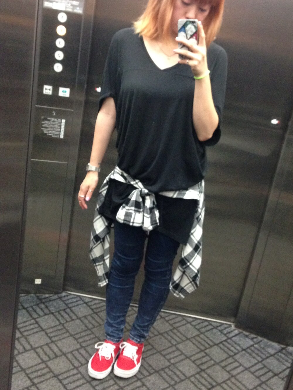 「スニーカー、VANS、シンプル、Tシャツ、UNIQLO、LEE、デニムパンツ、stylist、ゆるT」｜「VANSの【VANS】AUTHENTIC（スニーカー、レッド系）」を使った、PUNCH YAGIさん（レディース・161cm）の夏コーディネートの1枚目の写真
