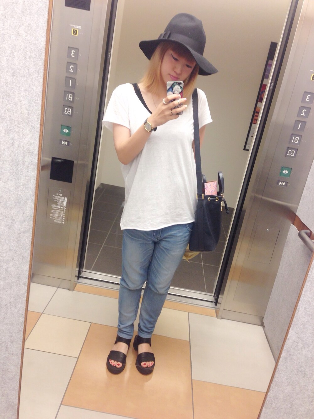 「シンプル、Tシャツ、H&M、ハット、デニムパンツ、stylist、regalect、打ち合わせ」｜「H&MのTシャツ（Tシャツ/カットソー、ホワイト系）」を使った、PUNCH YAGIさん（レディース・161cm）の夏コーディネートの1枚目の写真