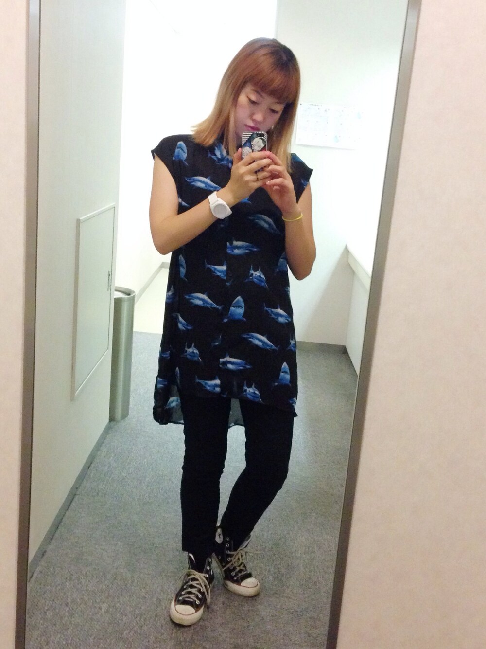 「ブラック、ノースリーブシャツ、サメ、stylist」｜「CONVERSEのCONVERSE ALL STAR IN-GC HI（スニーカー、ブラック系）」を使った、PUNCH YAGIさん（レディース・161cm）の夏コーディネートの1枚目の写真