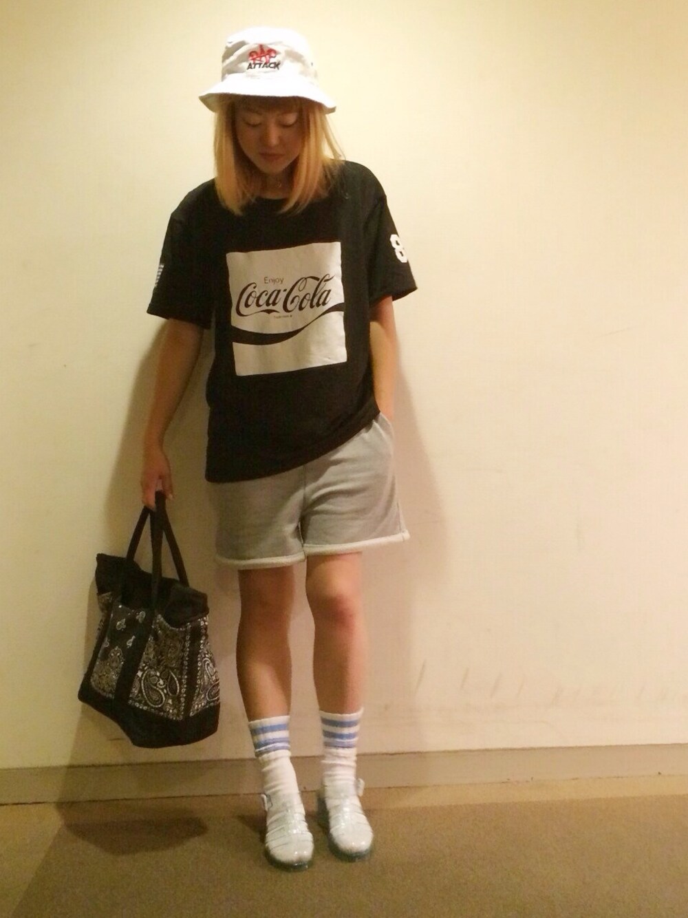 「WEGO、Tシャツ、モノトーン、ハーフパンツ、チョーカー、バケットハット、スピンズ、stylist」｜「WEGOのWEGOオリジナルルーズTシャツ（Coca-Cola）（Tシャツ/カットソー、ブラック系）」を使った、PUNCH YAGIさん（レディース・161cm）の夏コーディネートの1枚目の写真