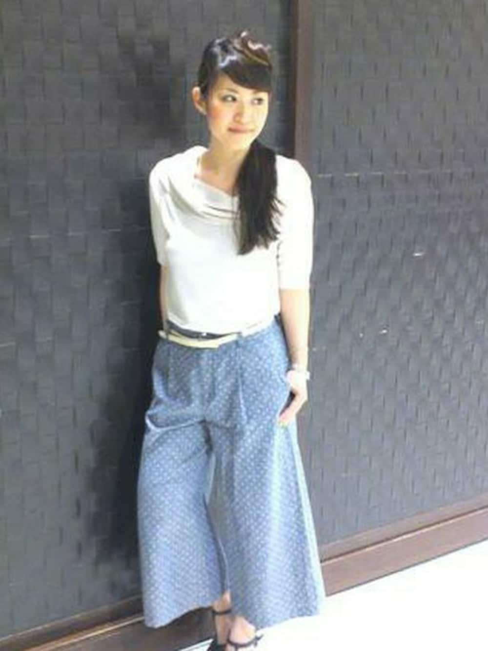 グレー系のその他パンツ、ホワイト系のニット/セーターを着用したレディースの春コーディネートの1枚目の写真