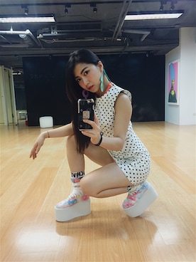 「UNIF」｜「アイテム（ワンピース/ドレス）」を使った、Eleen Chenさん（レディース・162cm）の秋コーディネート