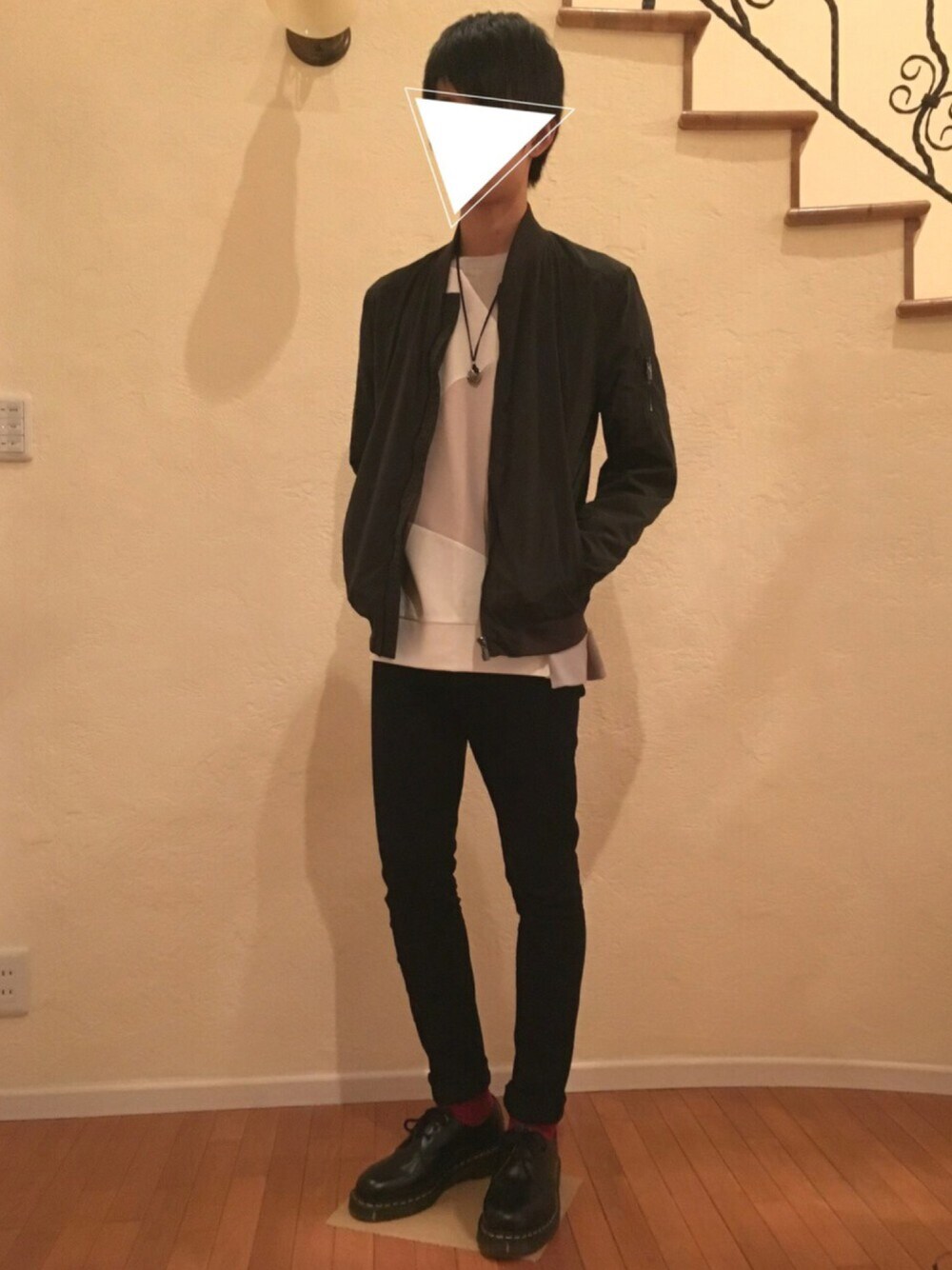 グリーン系のミリタリージャケット、ホワイト系のスウェット、ブラック系のデニムパンツを着用したメンズの秋コーディネートの1枚目の写真