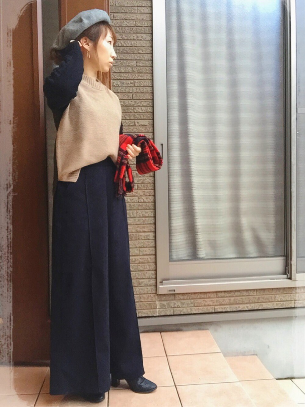 ブラック系のシューズ、ブルー系のパンツ、ベージュ系のニット/セーターを着用したレディースの冬コーディネートの1枚目の写真
