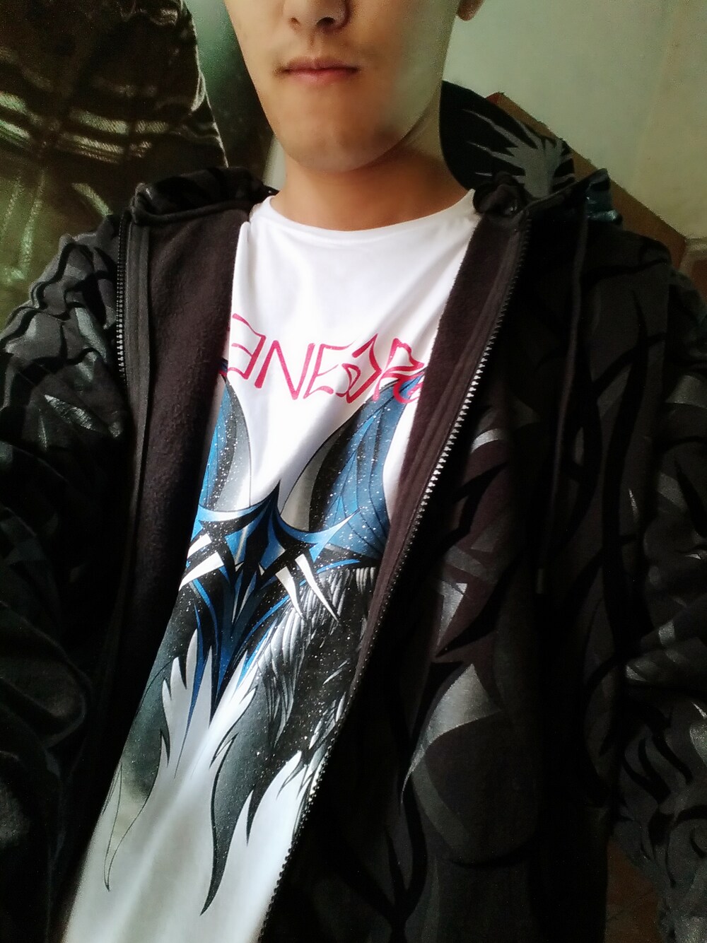 「CLOTのアイテム（Tシャツ/カットソー、ブラック系）」を使った、edc尹嘉鋒さん（メンズ・170cm）の冬コーディネートの1枚目の写真