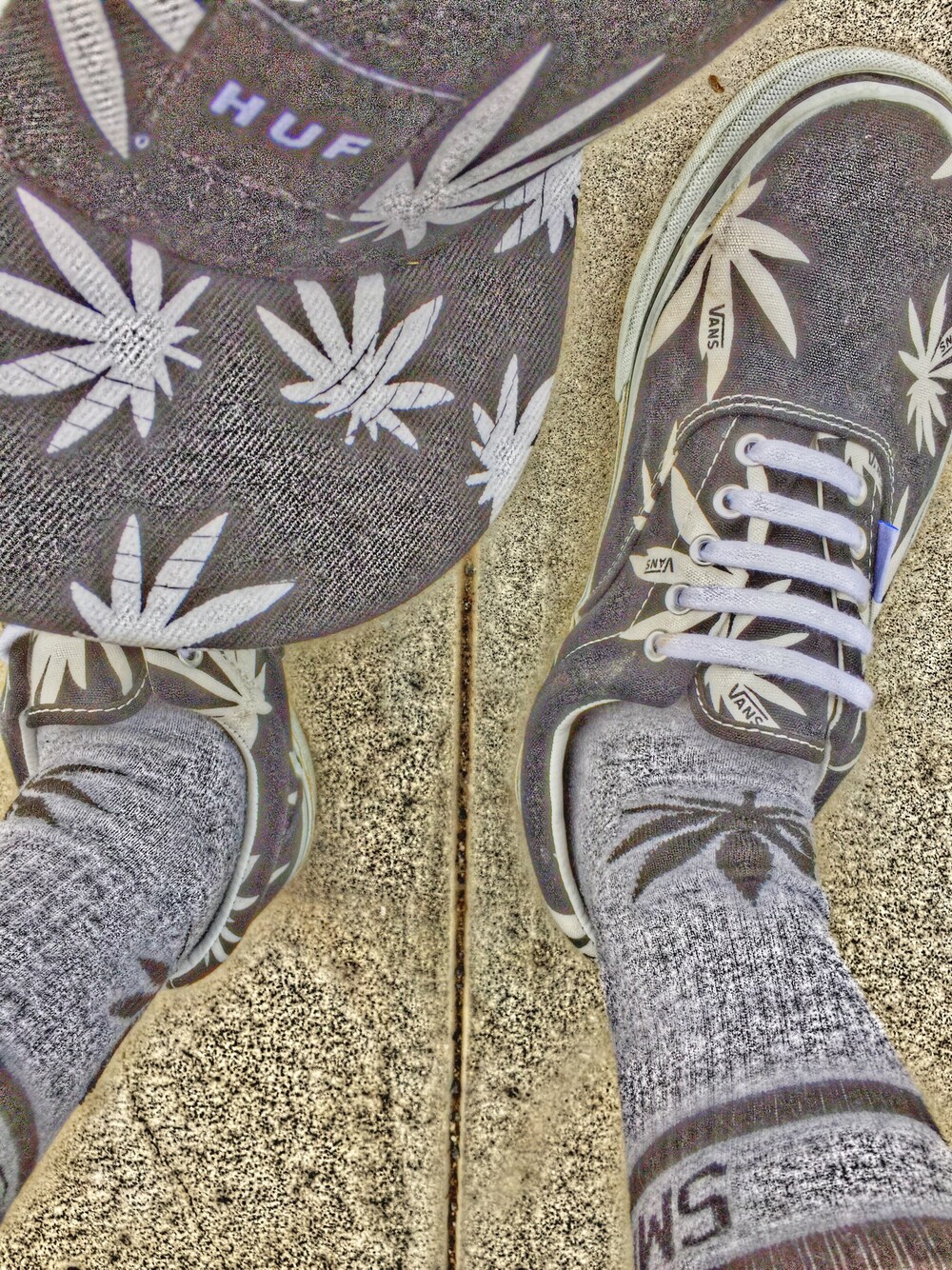 「MARIJUANA、school、VANS、HUF、DGK」｜「BEAMSのHUF / GLOW IN THE DARK PLANTLIFE SNAPBACK（キャップ、ブラック系）」を使った、woodさん（メンズ・170cm）の秋コーディネートの1枚目の写真