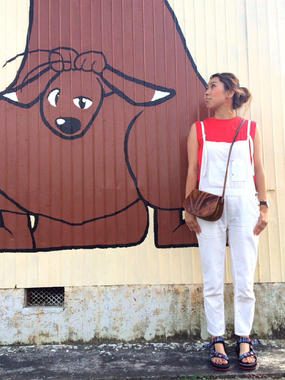 ホワイト系のタンクトップ、ホワイト系のサロペット/オーバーオール、ブラウン系のバッグを着用したレディースの夏コーディネートの1枚目の写真