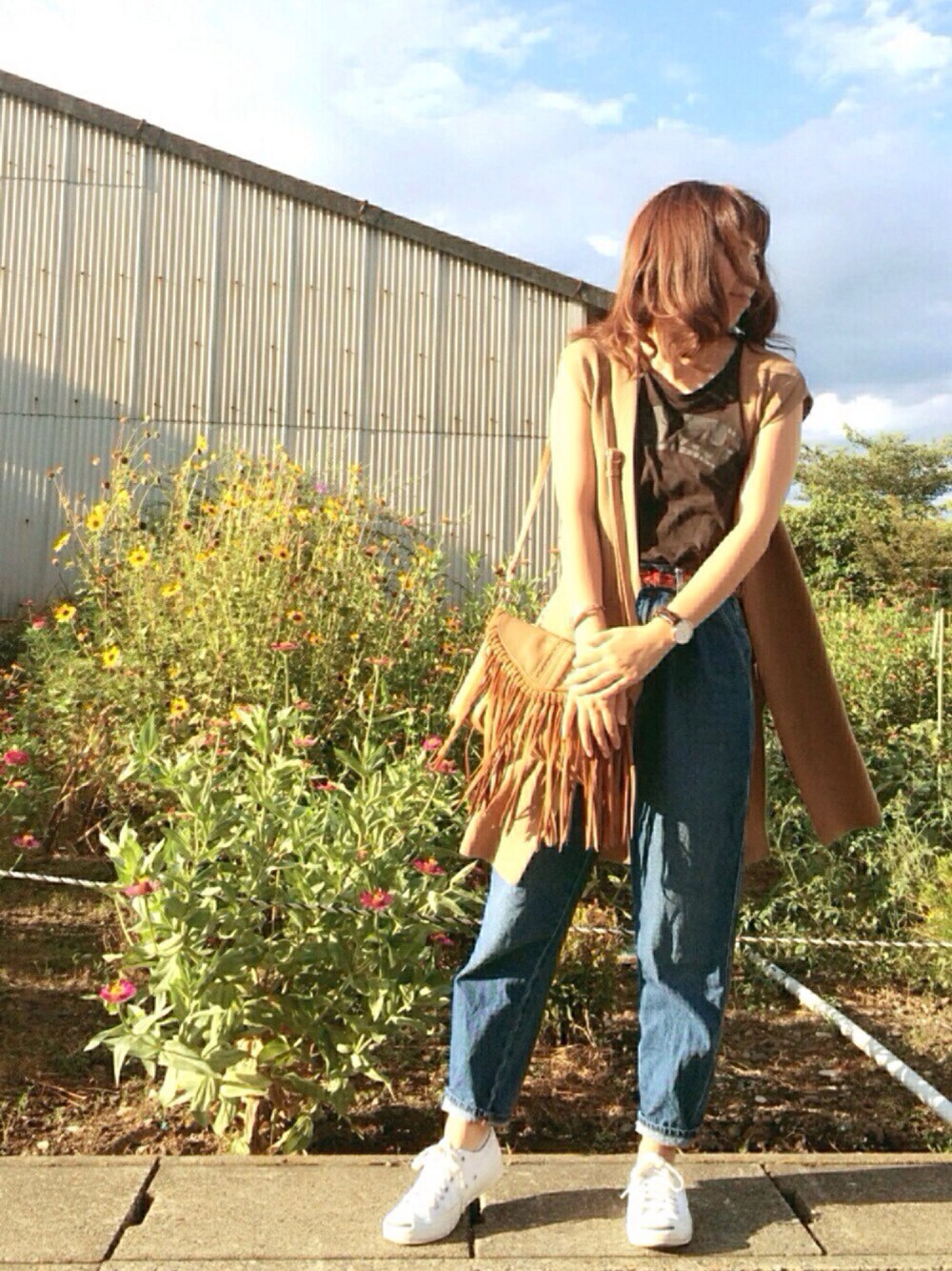 ブラック系のTシャツ/カットソー、ブルー系のデニムパンツ、ブラウン系のショルダーバッグを着用したレディースの夏コーディネートの1枚目の写真