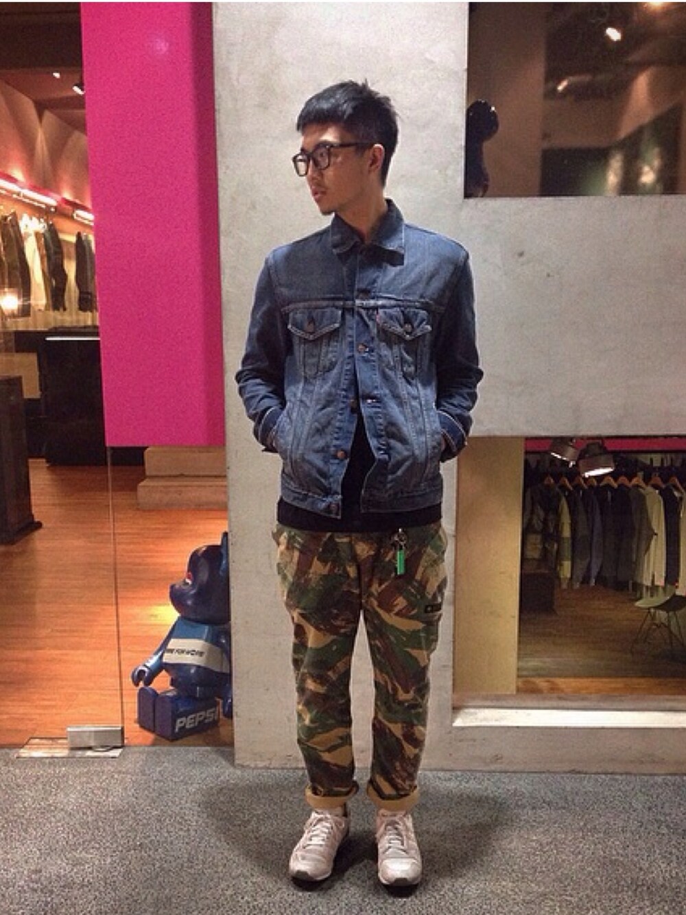 「PHANTACi、spootd」｜「Levi'sのアイテム（デニムジャケット、ブルー系）」を使った、Briancccccさん（メンズ・175cm）の春コーディネートの1枚目の写真