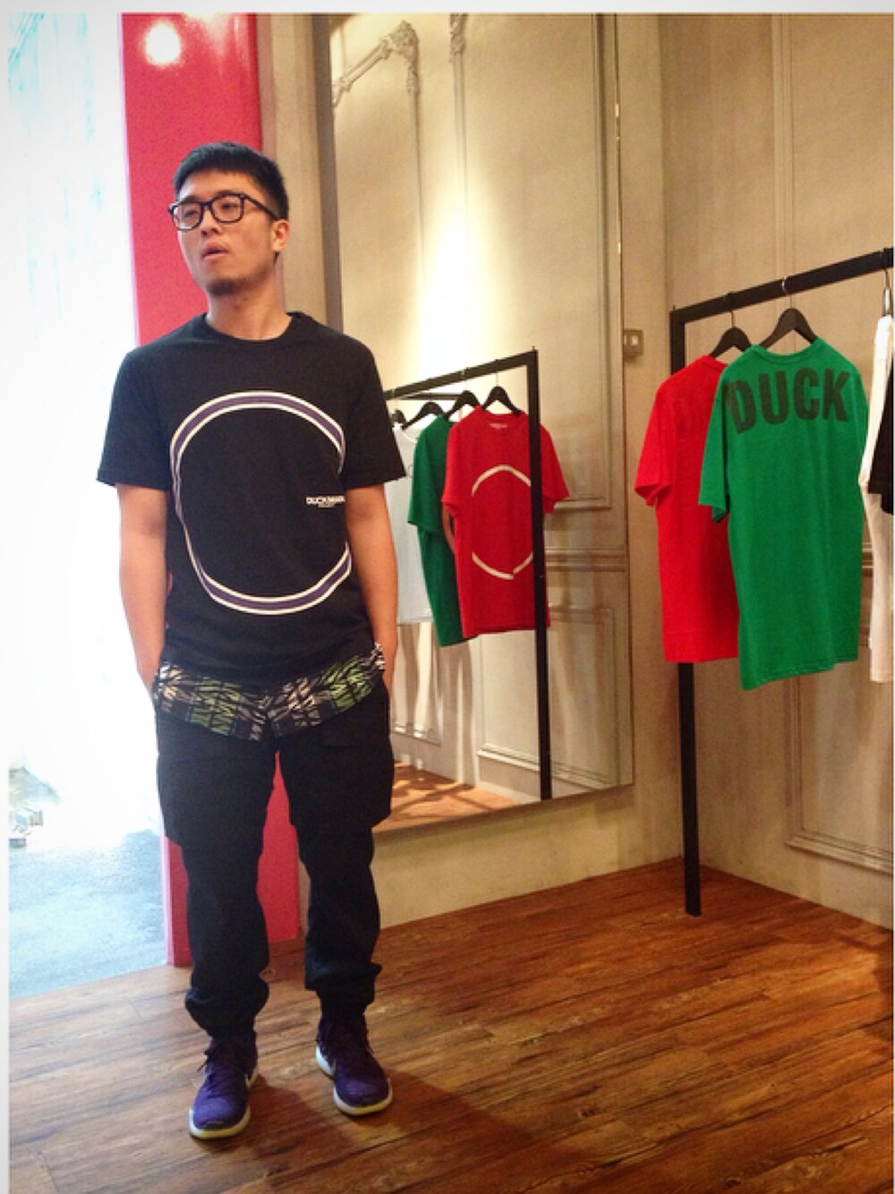 「PHANTACi、spootd」｜「Duckmanのアイテム（Tシャツ/カットソー、ブラック系）」を使った、Briancccccさん（メンズ・175cm）の春コーディネートの1枚目の写真