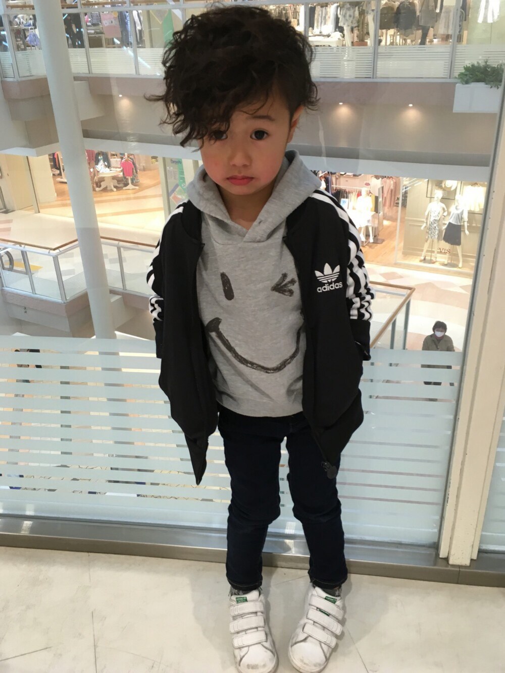 「キッズファッション、kids、男の子、お洒落、お洒落さんとつながりたい、アディダス、4歳、ジャージ」｜「GAPのアイテム（デニムパンツ、その他）」を使った、kmsshさん（キッズ・100cm）の春コーディネートの1枚目の写真