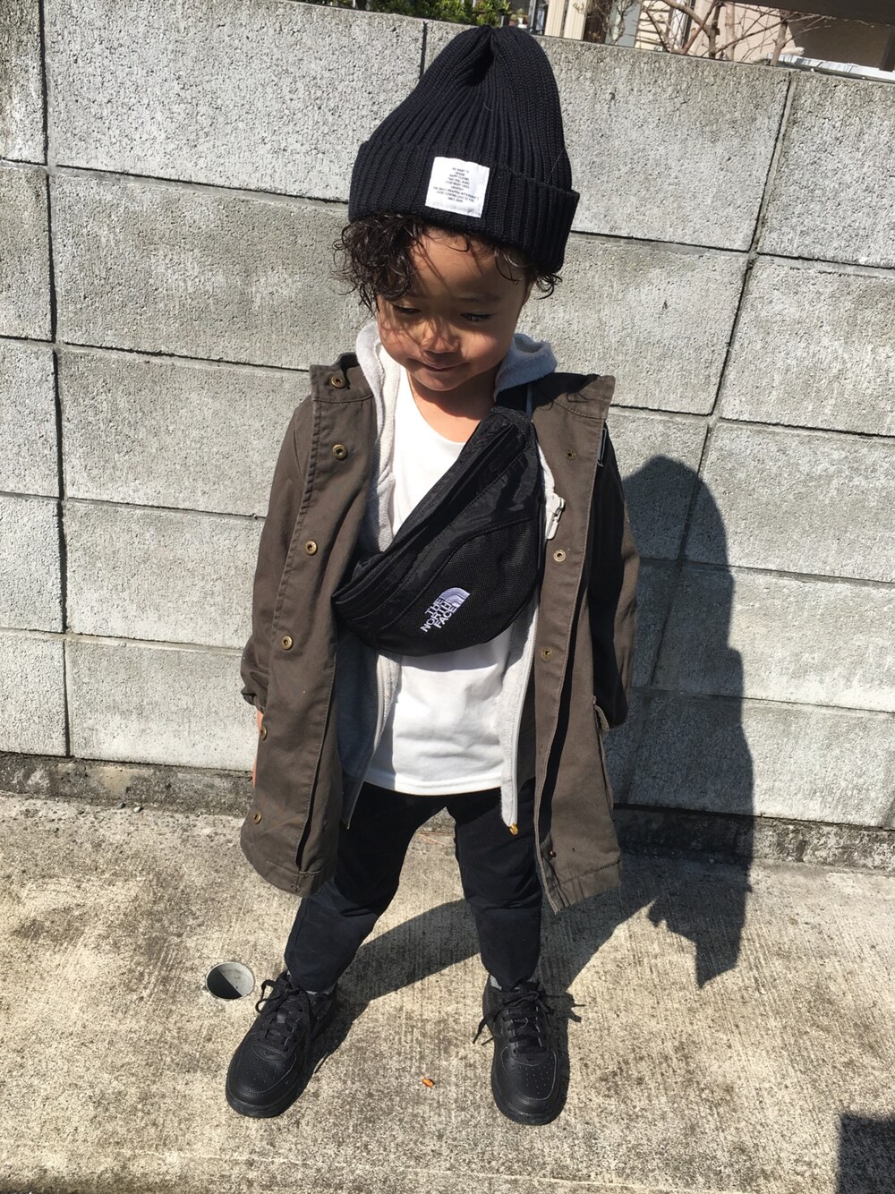 「男の子、キッズファッション、fashion、4歳、おしゃれさんと繋がりたい、お洒落、息子コーデ、シンプルコーデ、シンプル」｜「THE NORTH FACEのザ・ノース・フェイス　ウェストバッグ　/　グラニュール（ボディバッグ/ウエストポーチ、ブラック系）」を使った、kmsshさん（キッズ・100cm）の春コーディネートの1枚目の写真