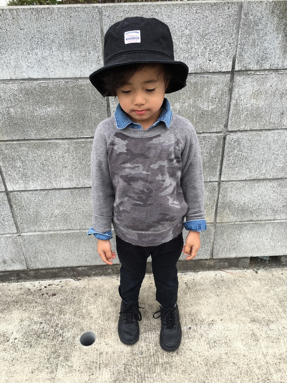 「男の子、カジュアルコーデ、fashion、キッズコーデ、男の子コーデ」｜「NIKEのNIKE / FORCE 1 PS【SP】（スニーカー、ブラック系）」を使った、kmsshさん（キッズ・100cm）の春コーディネートの1枚目の写真