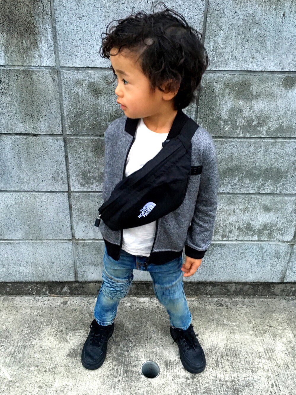 「おとこのこ、kids、4歳、fashion、シンプル部、デニム、 ＮＩＫＥ、お洒落、お洒落さんとつながりたい」｜「THE NORTH FACEのザ・ノース・フェイス　ウェストバッグ　/　グラニュール（ボディバッグ/ウエストポーチ、ブラック系）」を使った、kmsshさん（キッズ・100cm）の春コーディネートの1枚目の写真